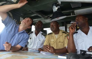 echange-entre-l-aviso-commandant-l-herminier-et-la-marine-ivoirienne-1