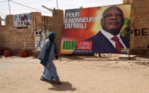 7763440392_un-homme-passe-devant-une-affiche-d-ibrahim-boubacar-keita-ibk-le-24-juillet-2013-dans-une-rue-de-timbuktu