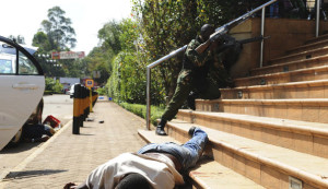 le-corps-d-un-homme-git-pres-du-centre-commercial-de-nairobi-victime-d-une-attaque-terroriste-le-21-septembre-2013_4048093