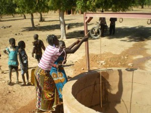 les-jeunes-filles-puissent-l'eau