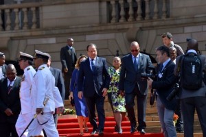 3495131_5_fe28_francois-hollande-et-jacob-zuma-le-14-octobre_e4101dda4a2d0b5d6ab89a1124a65017