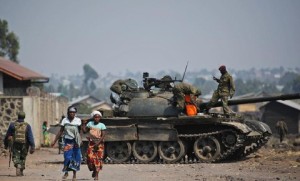 Un-char-au-milieu-de-la-population-le-15-juillet-a-Munigi-en-RDC_univers-grande