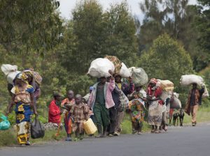 Les populations fuyent leurs villages à cause des combats entre les FARDC et les groupes rebelles à Sake au Nord-Kivu le 30 avril 2012. © MONUSCO/Sylvain Liechti